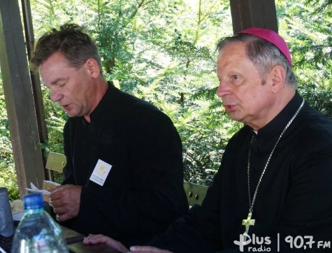 Biskup Tomasik na planie filmowym