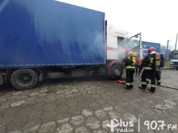 Pożar ciężarówki przed komendą straży pożarnej
