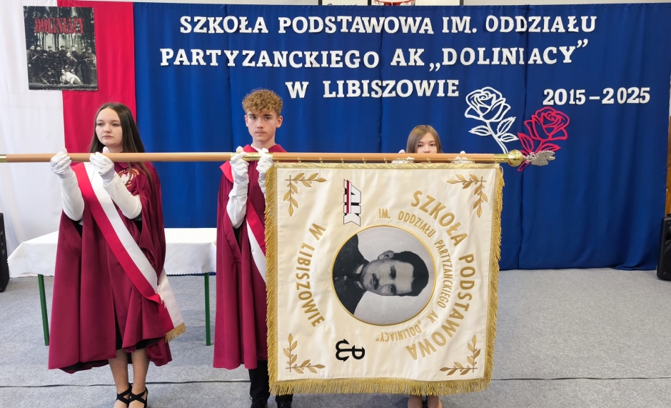 Szkoła Podstawowa w Libiszowie ma sw&oacute;j sztandar