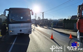 Autobus przewożący dzieci zderzył się z osobówką