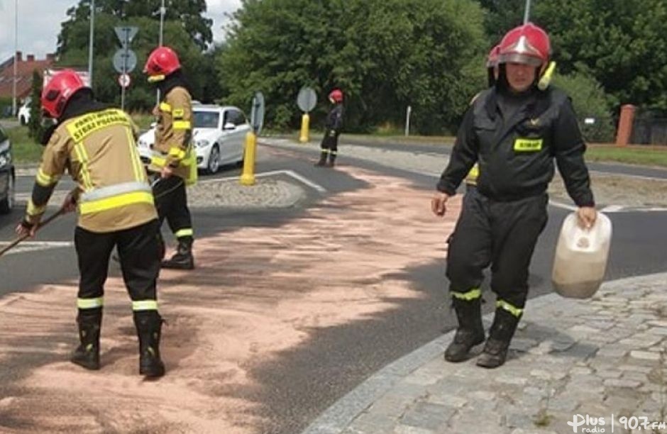 Plama oleju o długości 4 km na DW 737