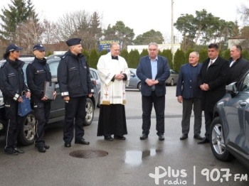 Nowy samochód dla policjantów z Chynowa