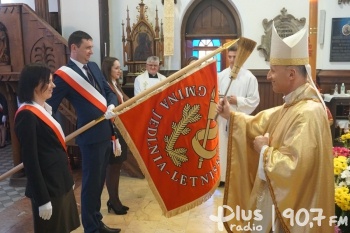 Biskup Solarczyk poświęcił sztandar Jedlni-Letniska