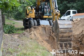 Postępują prace przy budowie kanalizacji w Jedlni-Letnisko