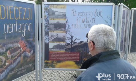 Bp Turzyński otworzył wystawę na miejskim deptaku