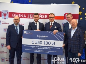 Minister Bortniczuk przekazał 1,5 mln zł na budowę boiska w Jedlińsku