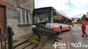 Autobus uderzył w dom