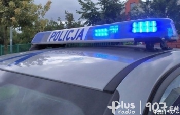Powiat kozienicki: Pijany kierowca zakończył jazdę na drzewie