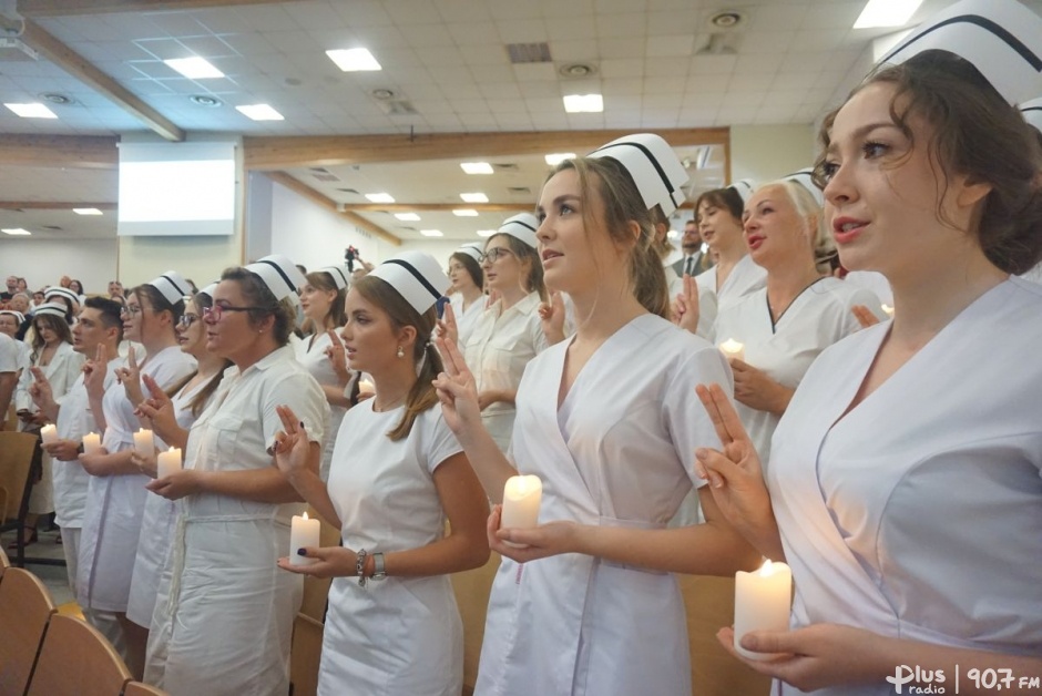 Czepkowanie i ślubowanie absolwentów pielęgniarstwa Uniw. Radomskiego