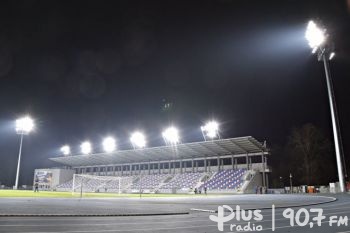 Zakończył się montaż oświetlenia na stadionie MOSiR