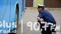 Policjanci kontrolują autokary z dziećmi