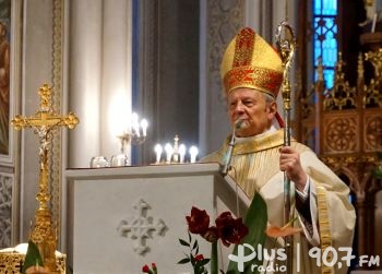 Biskup Henryk Tomasik: Czy znakiem wolności jest malowanie na kościołach własnych symboli?