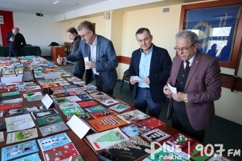 Komisja konkursowa oceniała kartki świąteczne w Końskich