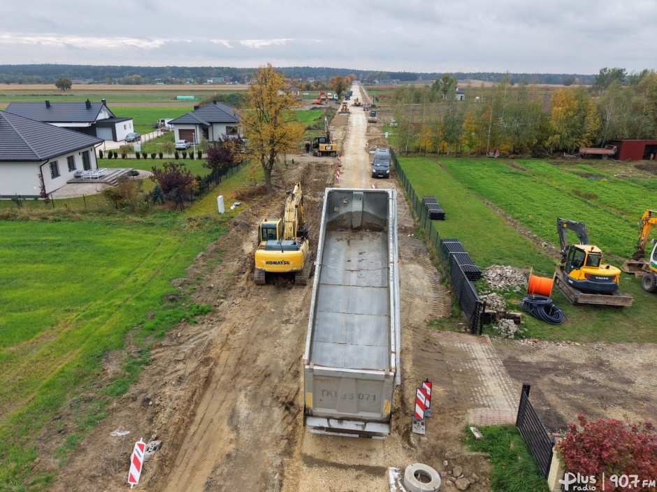 Rosną kolejne kilometry nowej drogi powiatowej w stronę Polan