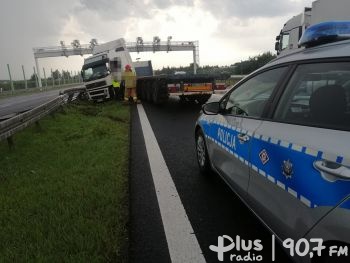 Kolizja drogowa na S7. Samochód ciężarowy uderzył bariery energochłonne