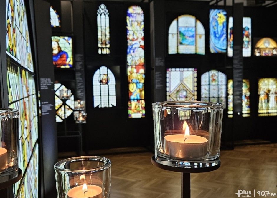 Szydłowiec: otwarto wystawę „Muzyka światła. Witraże. Od artefaktu do metafizyki”