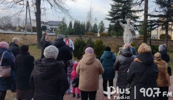 Modlitwy przy pomniku św. Jana Pawła II w Drzewicy