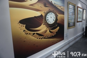 Warsztaty zdobienia zegarów na wystawie Salvador Dali w Radomiu