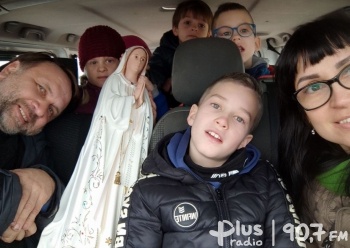 Grupa ukraińskich matek z dziećmi w drodze do Radomia