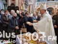 Biskup Turzyński rozdawał chlebki św. Franciszka
