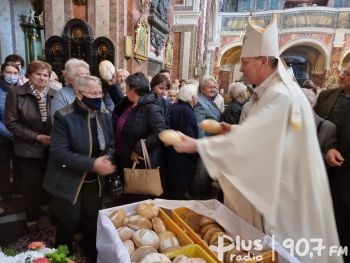 Biskup Turzyński rozdawał chlebki św. Franciszka