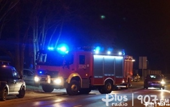 Końskie: Strażacy walczą z pożarem poddasza w domu przy ul. Odludnej
