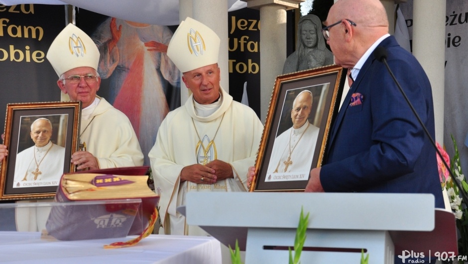 Modlitwa przy kaplicy Matki Bożej Pięknej Miłości w Opocznie