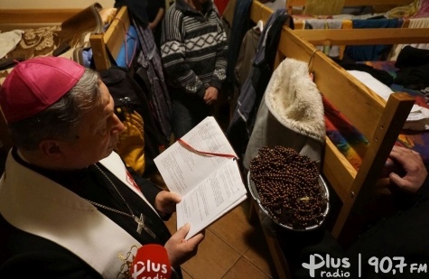 Nieoczekiwana wizyta biskupa Tomasika w schronisku dla bezdomnych