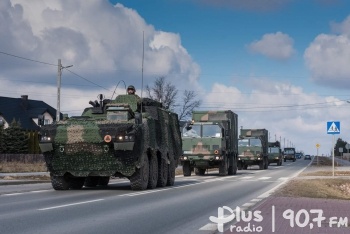 Pojazdy wojskowe na mazowieckich drogach. Czy można je wyprzedzać?