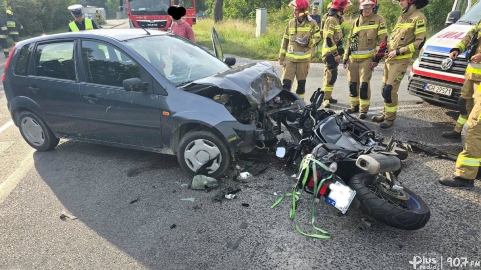 Zderzenie osobówki z motocyklem w Mniszewie