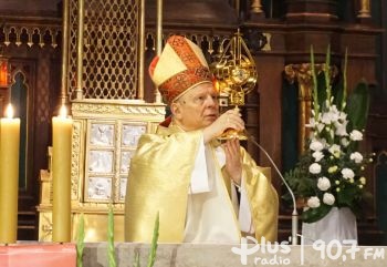 Żywa obecność Świętego... Wprowadzenie relikwii św. Jana Pawła II do radomskiej fary