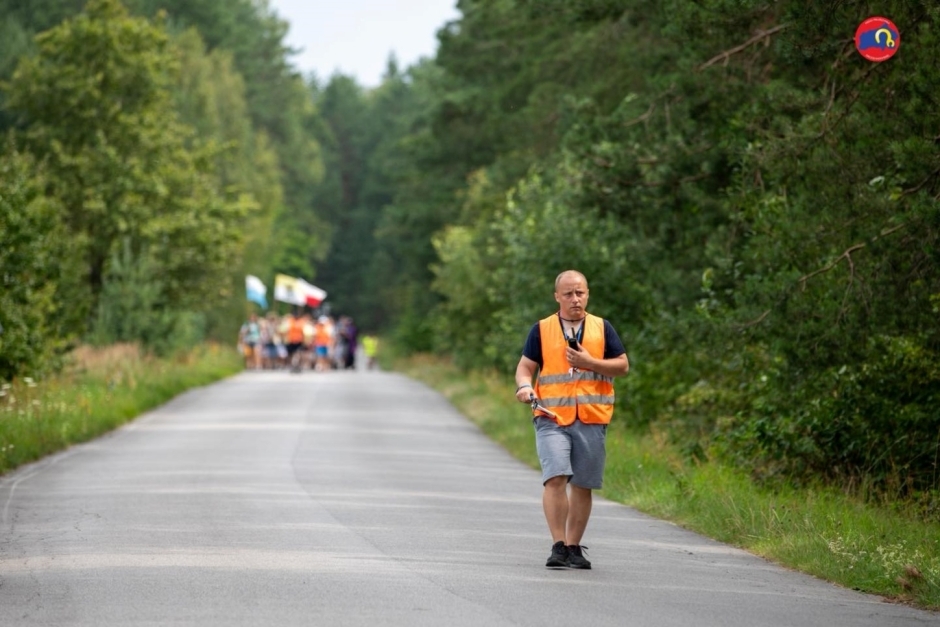 Wjechał w pielgrzym&oacute;w, prokuratura oskarżyła sprawcę wypadku